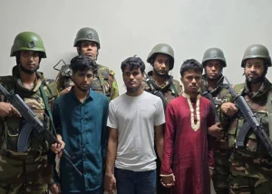 রাজধানীর কচুক্ষেত, মিরপুর-১৪ এলাকায় বিশৃঙ্খলা সৃষ্টি এবং সেনাবাহিনী ও পুলিশের গাড়ী ভাঙচুর, আগুন দেওয়ার ঘটনায় তিনজনকে গ্রেপ্তার করেছে সেনাবাহিনী।