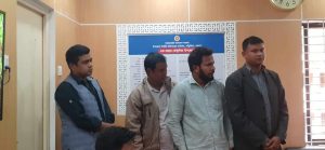 পঞ্চগড়ের তেঁতুলিয়ায় শিক্ষা প্রতিষ্ঠানে গিয়ে ভয়ভীতি দেখিয়ে টাকা নেয়ার অভিযোগে আটক হয়েছেন চার ভুয়া সাংবাদিক। আটককৃতদের বিরুদ্ধে মামলার প্রস্তুতি প্রক্রিয়াধীন বলে জানিয়েছেন তেঁতুলিয়া মডেল থানার ওসি এনায়েত কবীর।