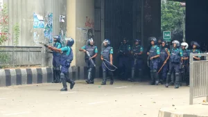 বৈষম্যবিরোধী ছাত্র আন্দোলন দমাতে রাজধানী ঢাকা ও বন্দরনগরী চট্টগ্রামে প্রাণঘাতী অস্ত্র থেকে গুলিবর্ষণকারী পুলিশ সদস্যদের তালিকা হচ্ছে। ইতোমধ্যে পুলিশের অন্তত ৭৪৭ সদস্যকে চিহ্নিত করা হয়েছে।