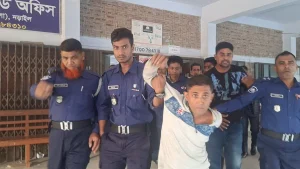 নড়াইলে আদালতের সামনে আসামিদের ভিডিও করায় পুলিশ হেফাজতে থেকেও সময় টেলিভিশনের জেলা প্রতিনিধি সজিব রহমানের ওপর হামলার ঘটনা ঘটেছে।
