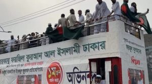 তুরস্কে অনুষ্ঠিত হিফজুল কোরআন প্রতিযোগিতায় প্রথম হয়ে দেশে ফিরেছেন হাফেজ মুয়াজ মাহমুদ। বিমানবন্দরে নামার পর তাকে সংবর্ধনা জানান বাংলাদেশ খেলাফত মজলিসের মহাসচিব মাওলানা মামুনুল হকসহ আলেমরা।