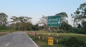 ভারতের ত্রিপুরা রাজ্যের ধর্মনগরে ইসকন সদস্যদের বাঁধায় মৌলভীবাজার জেলার জুড়ী উপজেলার বটুলী শুল্ক স্টেশন দিয়ে ভারতের সঙ্গে আমদানি-রপ্তানিসহ সব বাণিজ্যিক কার্যক্রম বন্ধ রয়েছে। বুধবার (৪ নভেম্বর) দুপুরে শেষ খবর পাওয়া পর্যন্ত বটুলী শুল্ক স্টেশন দিয়ে কোনো মালামাল আমদানি বা রপ্তানি হয়নি।