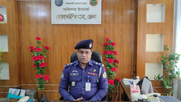 ভোলার বোরহানউদ্দিনে নারী ও শিশু নির্যাতন মামলার রুবেল নামের এক পরোয়ানাভুক্ত আসামিকে গ্রেপ্তারের সময় পুলিশের দুই সহকারী উপ-পরিদর্শকের (এএসআই) ওপর হামলা করে তার স্বজনেরা। ওই ঘটনায় করা মামলায় ছয় জনকে গ্রেপ্তার করেছে পুলিশ।ভোলার বোরহানউদ্দিনে নারী ও শিশু নির্যাতন মামলার রুবেল নামের এক পরোয়ানাভুক্ত আসামিকে গ্রেপ্তারের সময় পুলিশের দুই সহকারী উপ-পরিদর্শকের (এএসআই) ওপর হামলা করে তার স্বজনেরা। ওই ঘটনায় করা মামলায় ছয় জনকে গ্রেপ্তার করেছে পুলিশ।