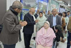 উন্নত চিকিৎসার জন্য লন্ডনের উদ্দেশ্যে রাত ১১টা ২৫ মিনিটে ঢাকা ত্যাগ করেছেন বিএনপি চেয়ারপারসন ও সাবেক প্রধানমন্ত্রী বেগম খালেদা জিয়া। হাজার হাজার নেতাকর্মী বিমানবন্দরে যাওয়ার রাস্তার দু’পাশে দাঁড়িয়ে তাকে বিদায় জানান। কাতারের আমির শেখ তামিম বিন হামাদ আল থানির পাঠানো বিশেষ এয়ার অ্যাম্বুলেন্সে তিনি হযরত শাহজালাল আন্তর্জাতিক বিমানবন্দর ত্যাগ করেন। এর আগে রাত ১০টা ৫০ মিনিটে তিনি ৮ নম্বর গেট, অর্থাৎ ভিভিআইপি গেট দিয়ে বিমানবন্দরে প্রবেশ করেন।