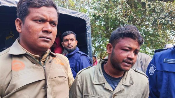 নড়াইলের লোহাগড়া উপজেলায় তামিম খান (১৩) নামে এক ভ্যানচালক কিশোরের মরদেহ উদ্ধার করেছে পুলিশ। এ ঘটনায় অভিযুক্ত আমিনুলসহ ৪ জনকে আটক করেছে পুলিশ।