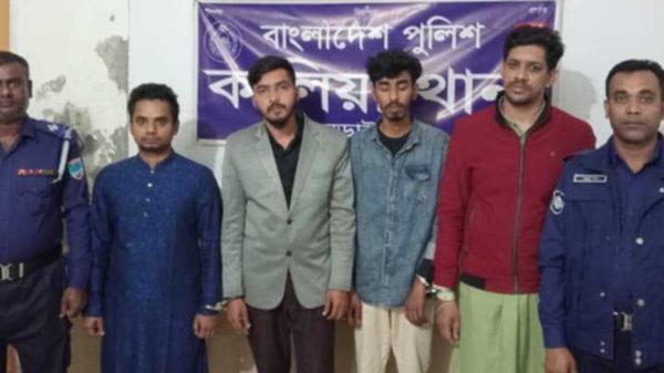 নড়াইলের কালিয়ায় তল্লাশির নামে স্বর্ণালংকার ও নগদ টাকা লুটের অভিযোগে এক জাতীয় নিরাপত্তা গোয়েন্দা সংস্থা (এনএসআই) সদস্যসহ চারজনকে গ্রেফতার করেছে পুলিশ।