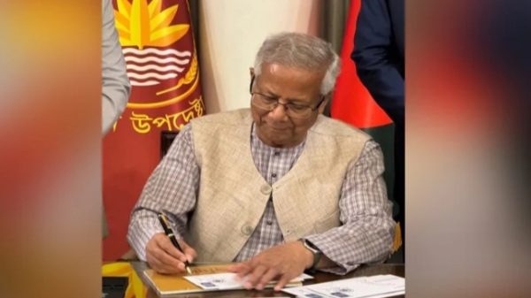স্মারক ডাকটিকিট অবমুক্ত করলেন প্রধান উপদেষ্টা