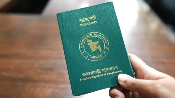 বিগত জুলাই-আগস্টে বৈষম্যবিরোধী ছাত্র আন্দোলনের সময় মানবতাবিরোধী অপরাধে জড়িত, দেশ-বিদেশে পলাতক এবং ফৌজদারি মামলায় অভিযুক্তরা কোনো পাসপোর্ট পাবেন না। এই তিন শ্রেণির লোকের পাসপোর্ট নবায়ন ও ইস্যু না করার সিদ্ধান্ত নেওয়া হয়েছে। এরই মধ্যে তাদের তালিকা চেয়ে স্বরাষ্ট্র মন্ত্রণালয় থেকে আইন মন্ত্রণালয়, আন্তর্জাতিক অপরাধ ট্রাইব্যুনাল এবং সারা দেশের জেলা প্রশাসকদের (ডিসি) কাছে চিঠি পাঠানো হয়েছে। স্বরাষ্ট্র মন্ত্রণালয়ের এক ঊর্ধ্বতন কর্মকর্তা এই চিঠি পাঠানোর সত্যতা নিশ্চিত করেছেন। তিনি জানিয়েছেন, এটা আইনশৃঙ্খলা সংক্রান্ত কোর কমিটি সভার সিদ্ধান্ত।