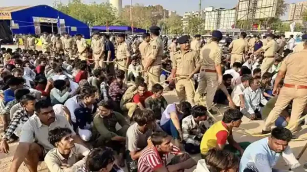 কাশ্মীরে হামলার জের ধরে ভারতে মুসলমানদের উপর চলানো হচ্ছে নির্যাতন। বিস্ফোরক দিয়ে গুঁড়িয়ে দেওয়া হচ্ছে বাড়ি-ঘর। আটক করা হচ্ছে গণহারে। ভারতের গুজরাট রাজ্যে সম্প্রতি পরিচালিত একটি চিরুনি অভিযানে বাংলাদেশি সন্দেহে বিপুল সংখ্যক মানুষকে আটক করা হয়েছে। রাজ্য পুলিশ জানায়, শনিবার ভোর থেকে এ পর্যন্ত চলা অভিযানে প্রায় ৬,৫০০ জন ভারতীয় মুসলিম নাগরিক আটক করা হয়েছে।