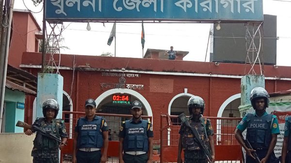 খুলনা জেলা কারাগারে বন্দিদের দুই গ্রুপের মধ্যে সংঘর্ষের ঘটনা ঘটেছে। শনিবার (১৮ অক্টোবর) বিকেল থেকে শুরু হয়ে সন্ধ্যা সাড়ে ৬টা পর্যন্ত চলে এ সংঘর্ষ। খুলনার জেল সুপার মো. নাসির উদ্দিন প্রধান বিষয়টি নিশ্চিত করেছেন।